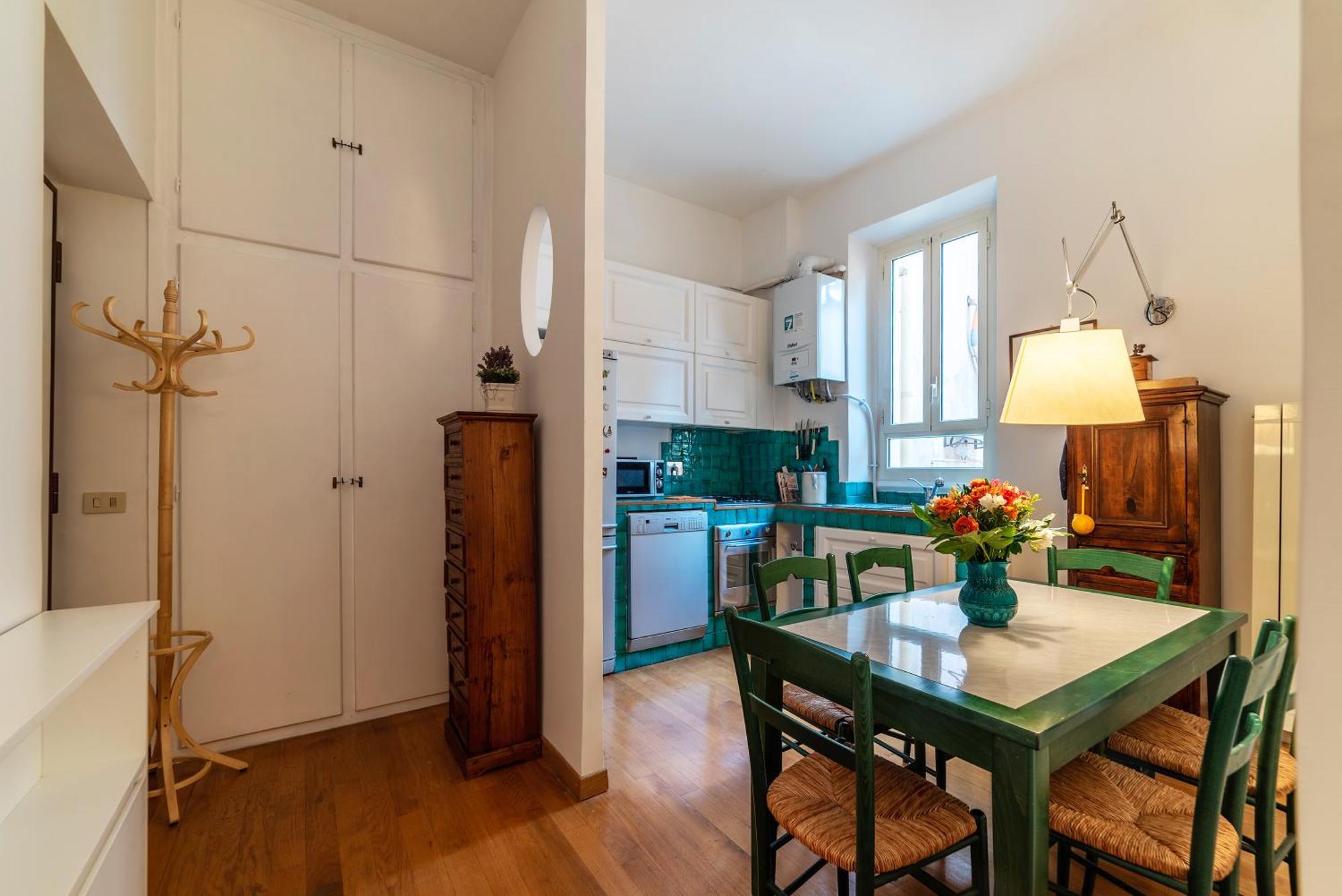 Accogliente E Colorato, A Pochi Passi Dal Colosseo - Fromhometorome Apartment Rome